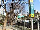 地下鉄１号線チョンガク（鐘閣・Jonggak・131）駅２番出口を出てそのまま１２０ｍほど直進し、