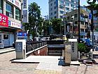地下鉄１・３・５号線チョンノサムガ（鍾路３街・Jongro 3(sam)-ga・130/329/534）駅７番出口を出て、そのまま歩道に沿って１２０ｍほど直進します。