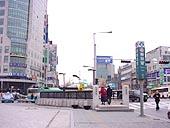 地下鉄６号線トンミョアッ（東廟前・Dongmyo・６３６）駅４番出口を出て、
