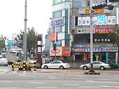地下鉄１号線ナンポ（南浦・Nampo）駅６番出口を出て、道なりに進んで行くと、バス停留所があります。そこから30番の一般バスに乗り、最終停留所まで行きます。