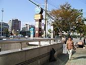 地下鉄２号線、ササン (沙上・sasang)駅で下車。５番出口を出れば