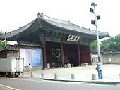 １番出口の場合は左側に、２番出口の場合は右側に徳寿宮の正門、大漢門があります。徒歩約１分。