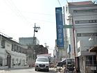 歩いていくと右側に企業（キオッ）銀行があるので、そこを左折（上方に小さな「ナクサンコンウォンキル（Naksangongwon-gil）」という案内標識があり）