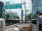 地下鉄３号線ナンブトミナル（南部ターミナル・Nambu Terminal・341）駅５番出口を出て直進し、