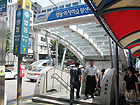 地下鉄４号線ミョンドン（明洞・Myeong-dong・424）駅3番出口を出て、左に見える広場の向こうの道に入り、パシフィックホテルのある方へ行きます。