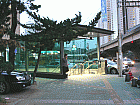 地下鉄３・７・９号線コソッポストミナル（高速バスターミナル・Express Bus Terminal・339/734/923）駅８番出口を出てすぐ左へ。大きな十字路が出たら地下道に入り、江南地下ショッピングセンター４番出口に出ます。
