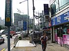 地下鉄６号線ヒョチャンコンウォンアッ（孝昌公園前・Hyochang Park・627）駅２番出口を出て、後ろを振り返ると見える大きな交差点を歩道に沿って右へ曲がります。