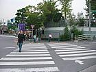 斉洞（ジェドン）小学校前の横断歩道を渡りさらに直進します。