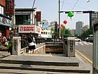 1.地下鉄3号線アングッ（安国・Anguk・３２８）駅２番出口を出て、少し進むとバス停留所が見えます。