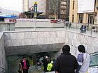 地下鉄５号線クァンファムン（光化門・Kwanghwamun・533）駅５番出口を出て、すぐ左後ろ方向へ振り返り、正面に見える角を歩道に沿って右へ曲がります。
