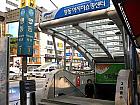 地下鉄４号線ミョンドン（明洞・Myeong-dong・424）駅３番出口を出て、左に見える小さな広場を通り抜けてそのまままっすぐ進みます。