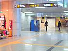地下鉄５・９号線ヨイド（汝矣島・yeouido・526/915）駅３番出口方向に進みます。