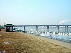 漢江沿いに展望台が見えます。 