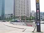 地下鉄８号線モンチョントソン（夢村土城・Mongchontoseong・813）駅１番出口を出て、