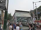 地下鉄4号線ヘファ（恵化・Hyehwa・420）駅１番出口を出て、すぐに反対方向に進みます。