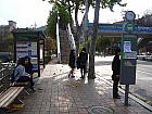 地下鉄３号線キョンボックン（景福宮・Gyongbokgung・327）駅３番出口を出て、１５０ｍほど先にあるバス停「キョンボックンヨッ（景福宮駅/01-118）」から１０２０、１７１１、７０２２、７２１２のバスに乗り、１０分ほどで到着する「セコムジョン・チョドゥンハッキョ（洗剣亭小学校/01-144）」で下車。