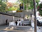 地下鉄１・２号線シチョン（市庁・City Hall・132/201）駅２番出口を出て、そのまままっすぐ進みます。