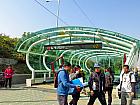 新盆唐線チョンゲサンイック（清渓山入口・D10・Cheonggyesan）駅２番出口を出て左手に見える駅前の通りを右へ