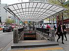 地下鉄３号線アングッ（安国・Anguk・328）駅６番出口を出て、そのまま直進。
