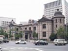 韓国銀行の建物があります。徒歩約８分。