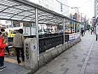 地下鉄３号線アングク（安国・An-guk・328）駅６番出口を出て、そのまま歩道に沿って直進します。