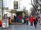 地下鉄２号線・空港鉄道・京義線ホンデイック（弘大入口・Hongik Univ.・239/A02）駅９番出口を出て、そのまままっすぐ１５０ｍほど進みます。
