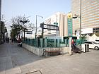 地下鉄５号線クァンファムン（光化門・Gwanghwamun・533）駅７番出口を出てすぐ反対方向に進み、十字路で右へ曲がり、道なりに４００ｍほど進みます。
