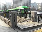 地下鉄3号線キョンボックン（景福宮）駅3番出口から出て、