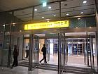 国鉄・地下鉄１号線・京義中央線ヨンサン（龍山・Yongsan 135/K110）駅の1番出口を出てすぐのところにあるエスカレーターで6階まであがります。