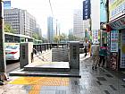 地下鉄３号線キョンボックン（景福宮・Gyeongbokgung・327）駅２番出口を出て、そのまま直進。