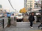 地下鉄１・３・５号線チョンノサンガ（鍾路３街・Jongno-sam(3)ga・130/329/534)駅１５番出口を出て、後ろ方向に歩いて行きます。