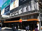 三つめの交差点の手前、右手にある「M-PLAZA」の５階、ソウルグローバル文化観光センター内。徒歩約３分。