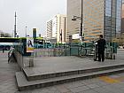 地下鉄５号線クァンファムン（光化門・Gwanghwamun・533）駅６番出口を出てすぐ反対方向へ。