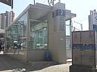 地下鉄２号線アヒョン（阿峴・Ahyeon・242）駅２番出口を出てすぐ反対方向に進み、