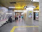 地下鉄１号線、ナンポ（南浦・Nampo）駅で下車。地上に上がらず、７番〜１０番の出口方面に進むと、 