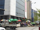 新韓銀行(シンハンウネン)の手前の大通りを左に曲がって歩き
