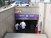 地下鉄5号線タッシンニ（踏十里：Dapsimni)駅の4番出口をでてまっすぐ行き、