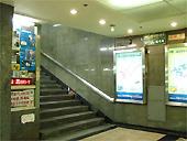 地下鉄１号線ソミョン（西面・Seomyeon）駅１番出口を出てまっすぐ歩きます。