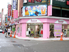 左側にピンク色のお店が見えてきます。ファッションタウンはそのピンクのお店のすぐ反対側からの通り。徒歩約5分。