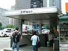 地下鉄１号線チョンガッ（鐘閣・Jonggak・131）駅３番出口を出てそのまま道なりにまっすぐ３００ｍほど進みます。