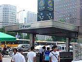 地下鉄１号線チョンガッ（鐘閣 Jonggak）駅３番出口を出てまっすぐ行き