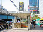 地下鉄３号線アックジョン（狎鴎亭・Apkgujeong・336）駅３番出口を出て、そのまままっすぐ大通りに沿って歩きます。