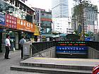 地下鉄４号線トンデムン（東大門・Dongdaemun･421）駅７番出口を出て、すぐに後ろを振り返り進行方向逆に進みます。