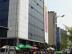 新韓銀行(シンハンウネン)の手前の十字路で横断歩道を渡ってすぐ左へ⇒
