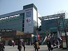 地下鉄１号線チョンニャンニ（清涼里・Cheongnyangni・124）駅４番出口を出ると見えます。京義中央線チョンニャンニ（清涼里・Cheongnyangni・K117)駅からはつながっています。