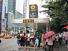 地下鉄２号線・空港鉄道・京義中央線ホンデイック（弘大入口・Hongik Univ. 239/A03/K314）駅９番出口を出て、すぐ左の路地に入ります。