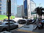 地下鉄７号線・盆唐線カンナムグチョン（江南区庁・Gangnam-gu office・730/K213）駅２番出口を出て振り返るように進みます。（※３番出口工事終了後：３番出口を出て、振り返るように進み、最初の角を左折します。）