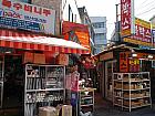 左手に芳山総合市場お菓子通りの細い路地があり、そこを左に曲がると
