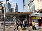 地下鉄４号線ミョンドン（明洞・Myeong-dong・424）駅６番出口を出て、左に伸びるメインストリートを直進します。