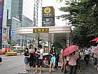地下鉄２号線・空港鉄道・京義中央線ホンデイック（弘大入口・Hongik Univ. 239/A03/K314）駅９番出口を出て、そのまままっすぐ進みます。